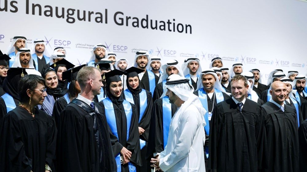 حمدان بن محمد يشهد تخريج دفعة من طلبة الماجستير بالكلية العليا للتجارة في باريس - فرع دبي