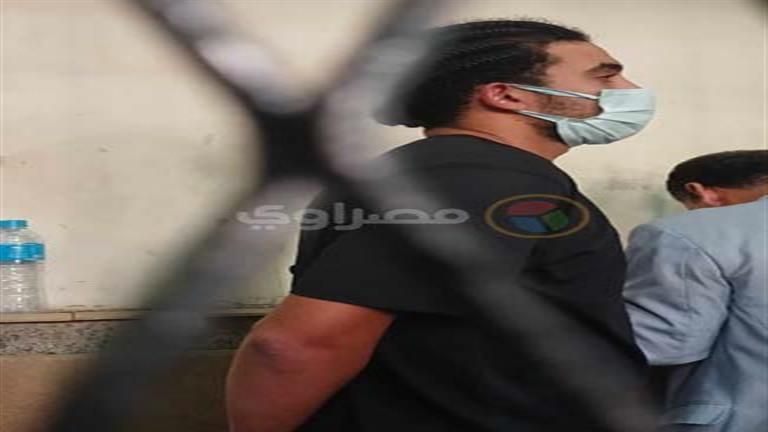 المحمدي يظهر بزي أسود وكمامة أمام محكمة الجنايات