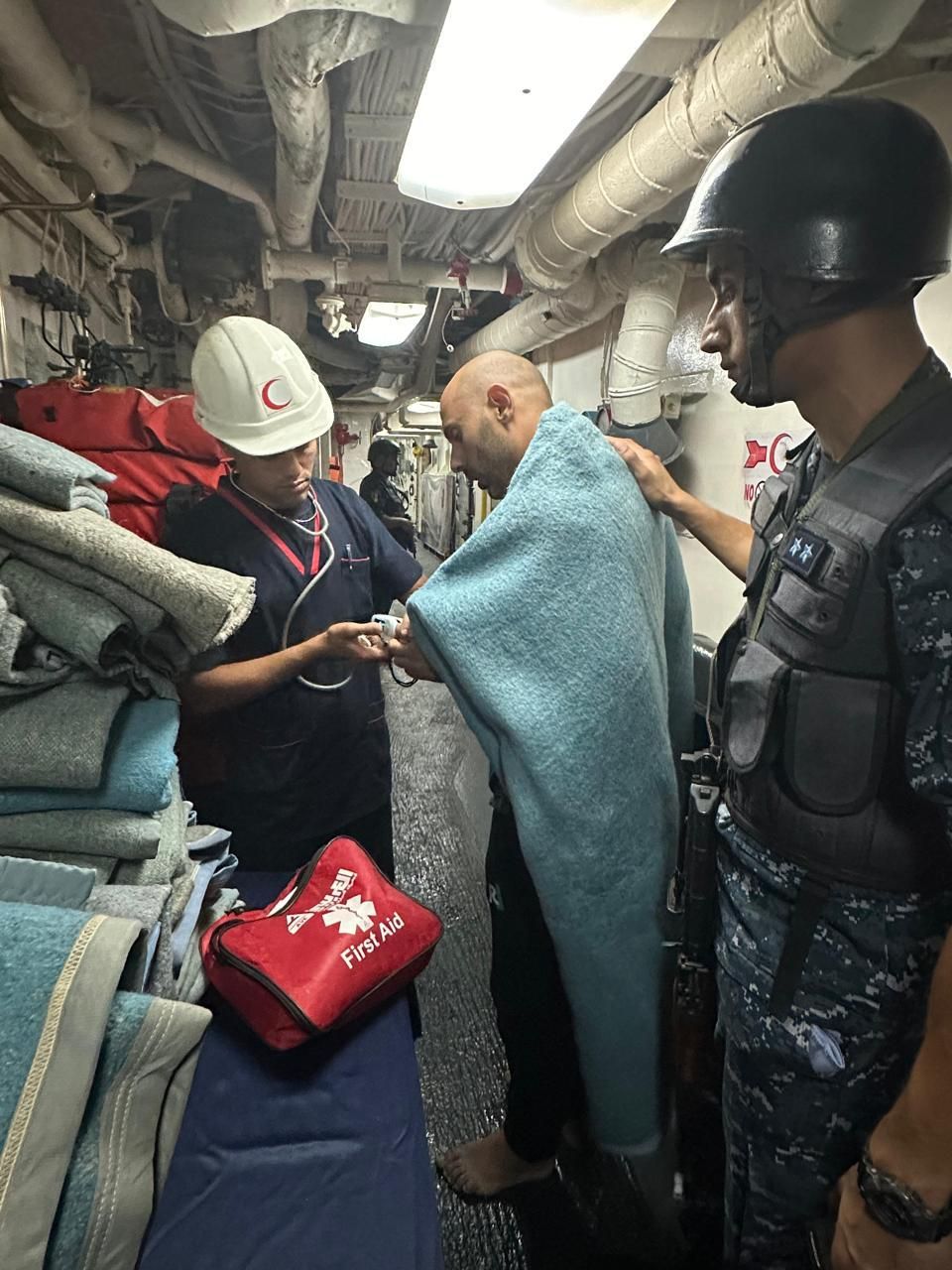 القوات البحرية تنجح فى إنقاذ مركب هجرة غير شرعية على متنها "45" فردا