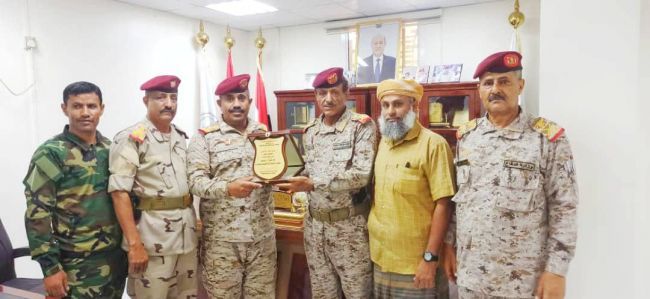 نائب رئيس هيئة الأركان العامة يكرم قائد اللواء 83 مدفعية