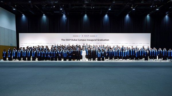 حمدان بن محمد يشهد تخريج دفعة من طلبة الماجستير بالكلية العليا للتجارة في باريس - فرع دبي