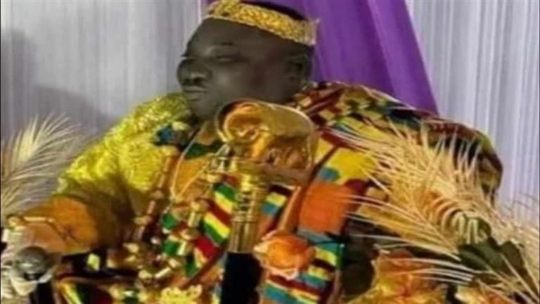 واقعة لن تتخيلها.. 10 صور لرجل متوفي يستقبل المعزين في جنازته