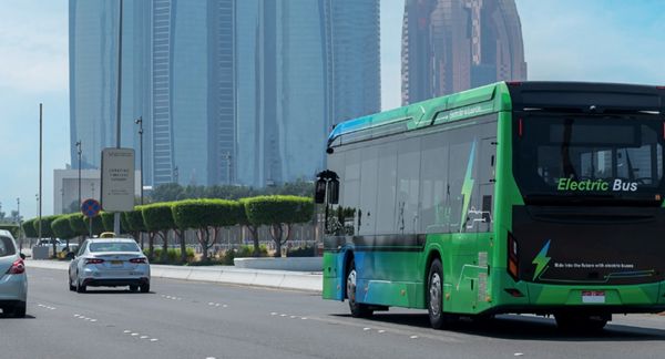 "أبوظبي للتنقُّل" يُطلق خدمة الحافلات الخضراء لتعزيز منظومة النقل المستدام في الإمارة