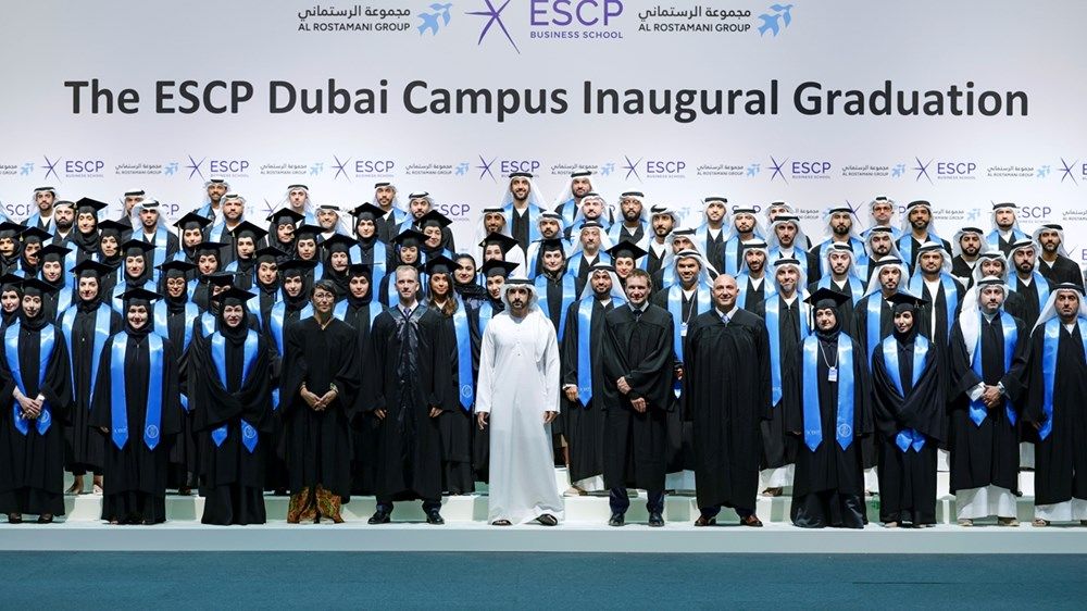 حمدان بن محمد يشهد تخريج دفعة من طلبة الماجستير بالكلية العليا للتجارة في باريس - فرع دبي