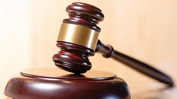 استولت على أموال الخادمة ورفضت ردها