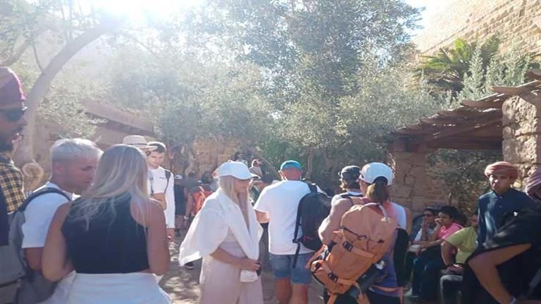 بالصور- 500 سائح يستعدون لمغامرة ليلية على قمة جبل موسى من دير سانت كاترين