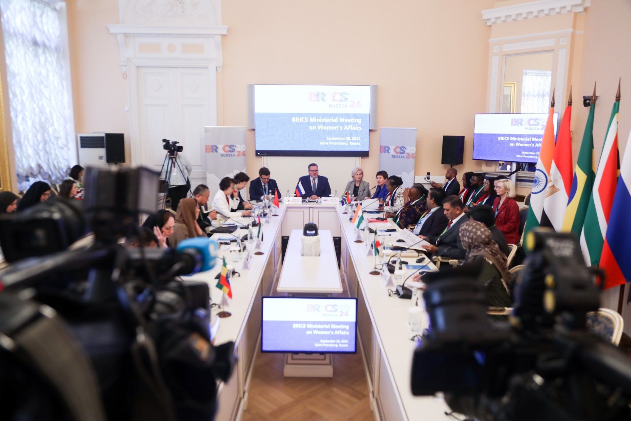 الامارات | الإمارات تدعو إلى تعاون دولي لتعزيز التوازن بين الجنسين خلال الاجتماع الوزاري لمجموعة "بريكس" لشؤون المرأة