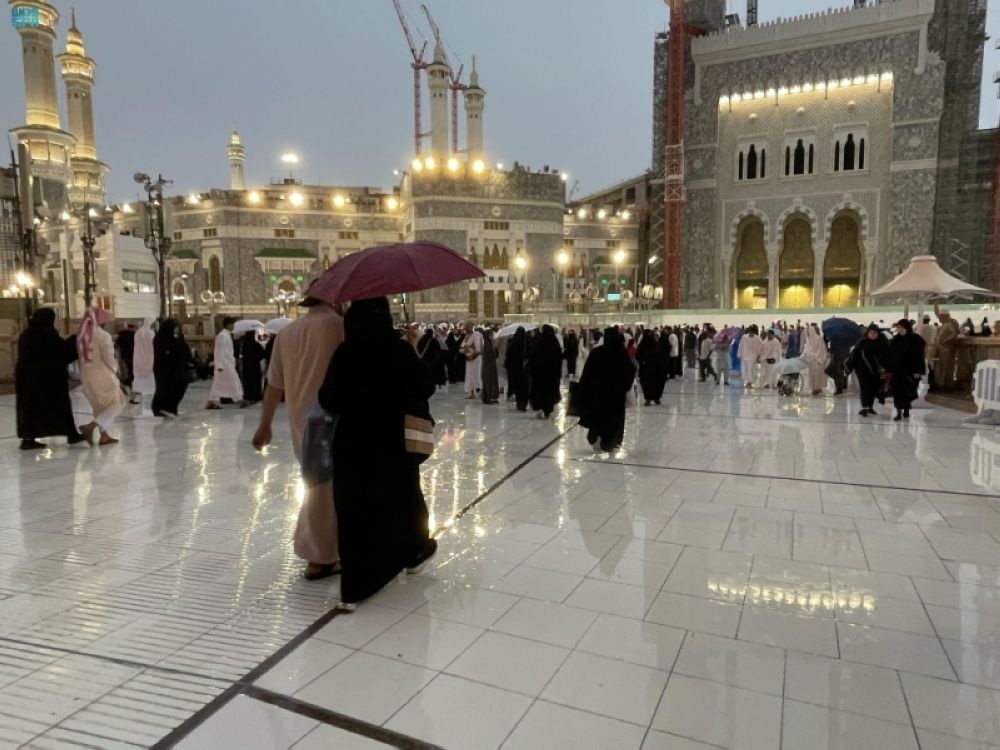 "الحج والعمرة" توصي بتجنب الصلاة في الممرات والمداخل بالمسجد الحرام