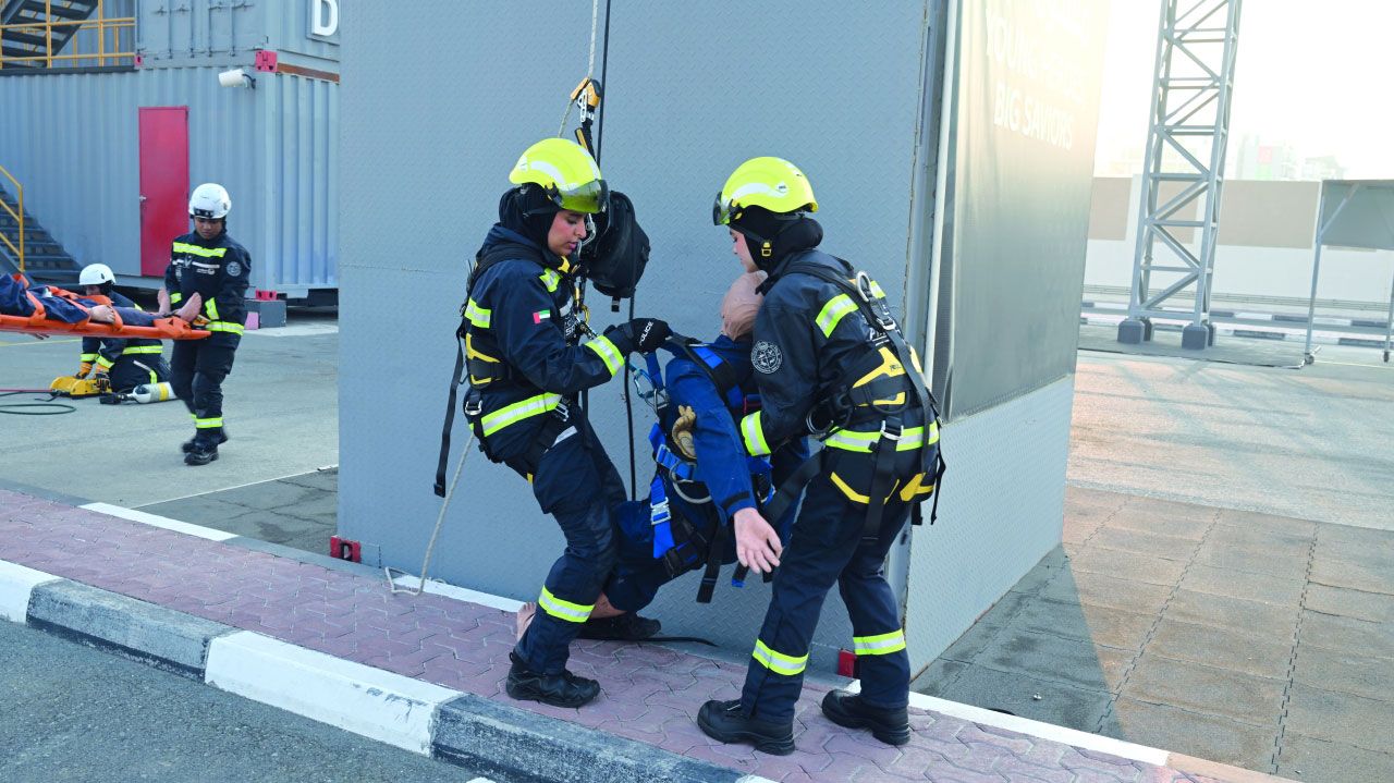 الامارات | تخريج أول فريق إنقاذ بري نسائي على مستوى الدولة