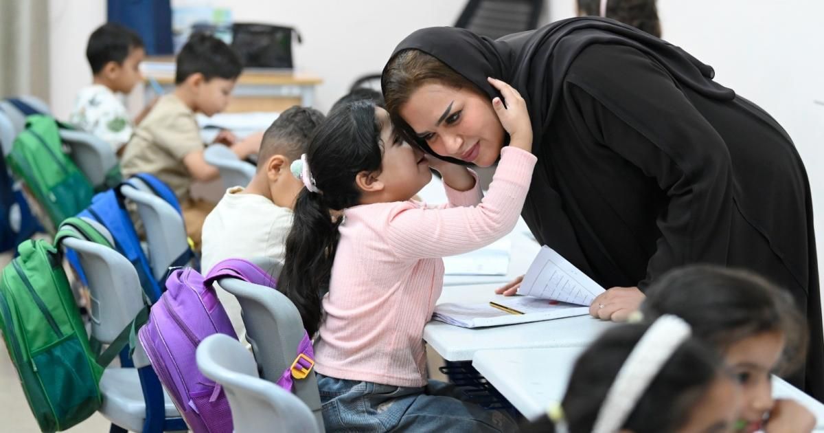 أطفال غزة في مدينة الإمارات الإنسانية على مقاعد الدراسة