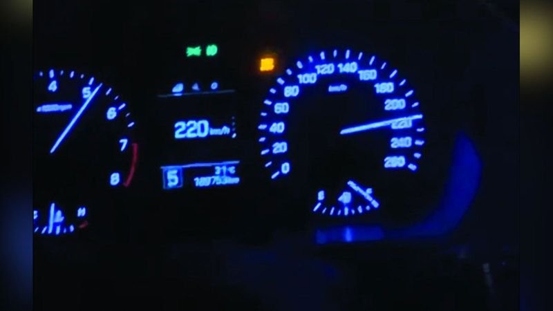 الامارات | شرطة دبي تضبط سائقاً وتحجز سيارة قادها بسرعة 220 كم