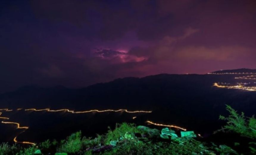 بالصور.. الباحة تشهد هطول أمطار متفرقة