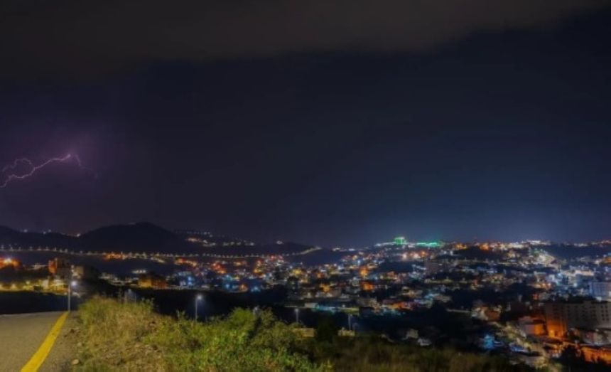 بالصور.. الباحة تشهد هطول أمطار متفرقة