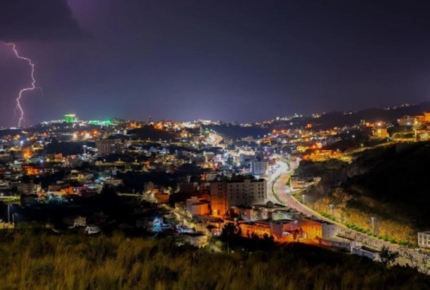 بالصور.. الباحة تشهد هطول أمطار متفرقة