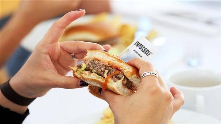 ما الذي يحدث لجسمك عند تناول الطعام بسرعة؟.. لن تتخيل الإجابة 