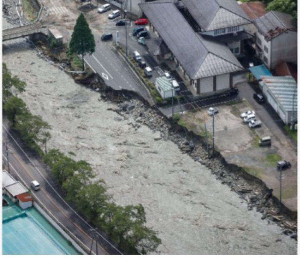 السلطات اليابانية تخفّض التحذير العاجل وسط مخاوف من الانهيارات الأرضية