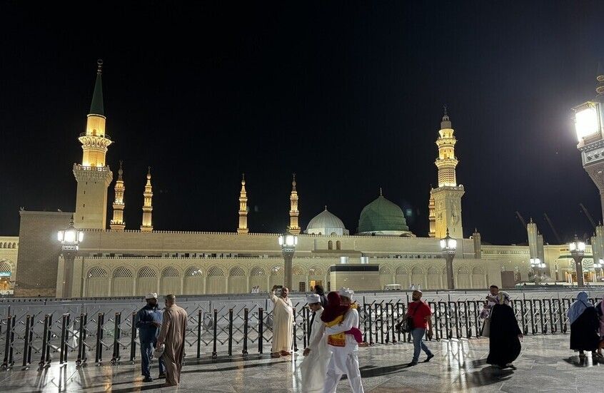 الخليج اليوم .. خطيب المسجد النبوي يحذر من الشائعات والخداع على وسائل التواصل الاجتماعي