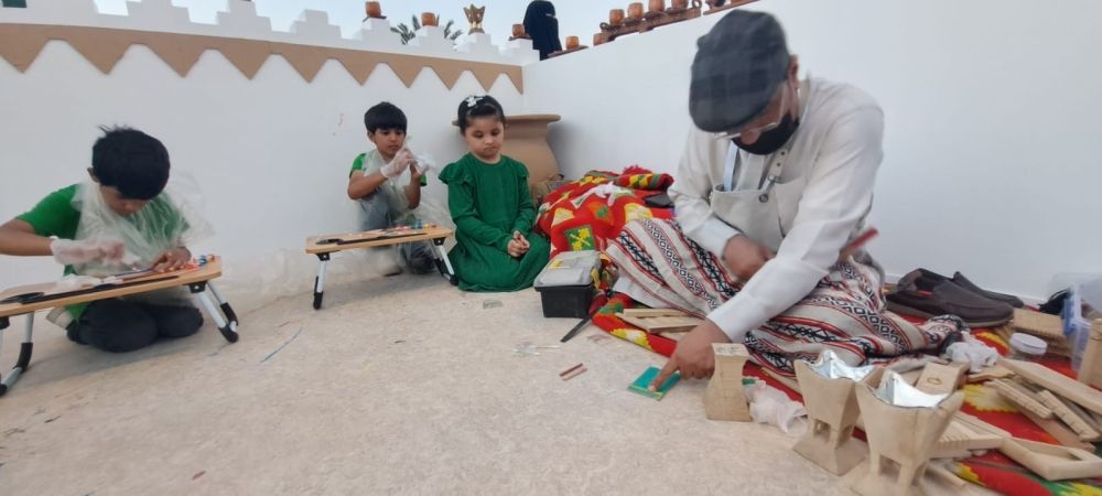 صناعة الأبواب القديمة والتلوين والرسم.. احتفالات الأحساء باليوم الوطني