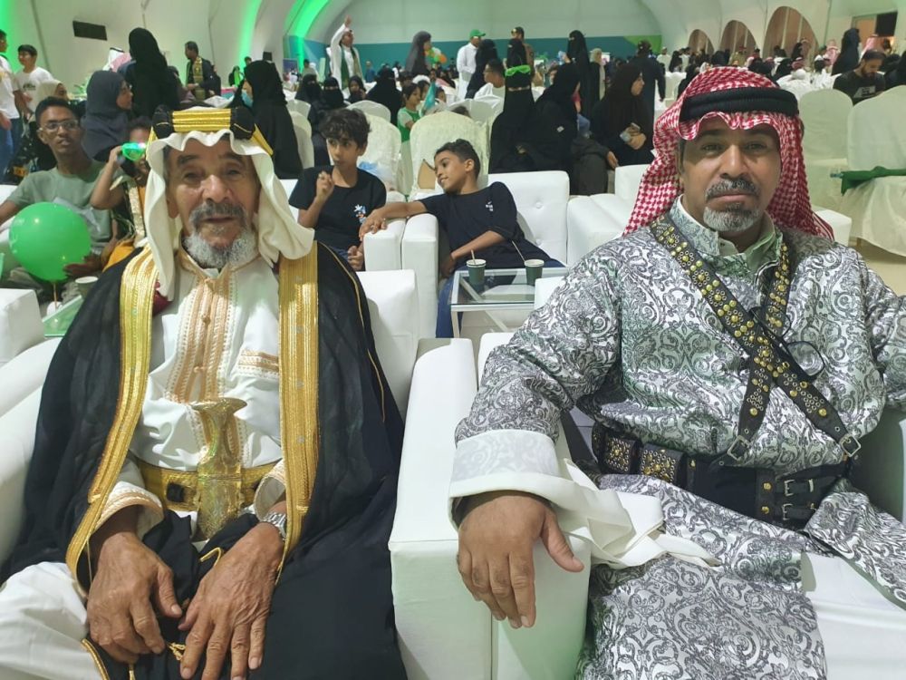  15 عرضة نجدية وحربية ورزيف ”بداوية“ تجذب زوار فعاليات اليوم الوطني بوسط العوامية