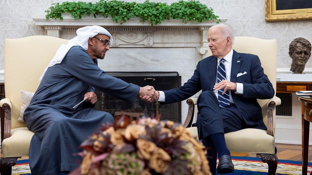 رئيس الدولة والرئيس الأميركي يبحثان العلاقات الاستراتيجية بين البلدين والتطورات الإقليمية والعالمية