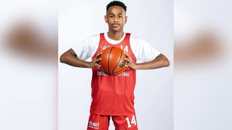 الامارات | سالم عبدالله.. موهبة إماراتية بعمر 15 سنة يقارع محترفي السلة