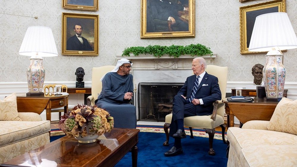 رئيس الدولة والرئيس الأميركي يبحثان العلاقات الاستراتيجية بين البلدين والتطورات الإقليمية والعالمية