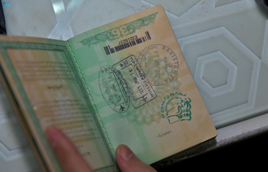 عبر المنافذ الدولية.. "الداخلية" تطلق ختمًا خاصًا باليوم الوطني 94