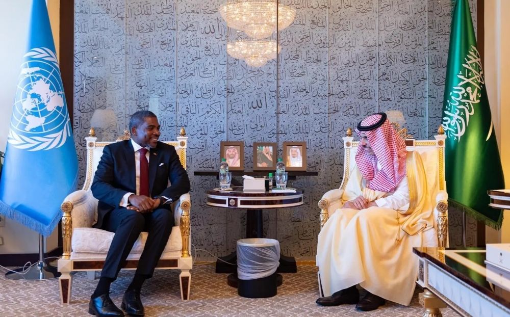وزير الخارجية يبحث تطوير العلاقات مع الصليب الأحمر واتحاد سانت كيتس ونيفيس