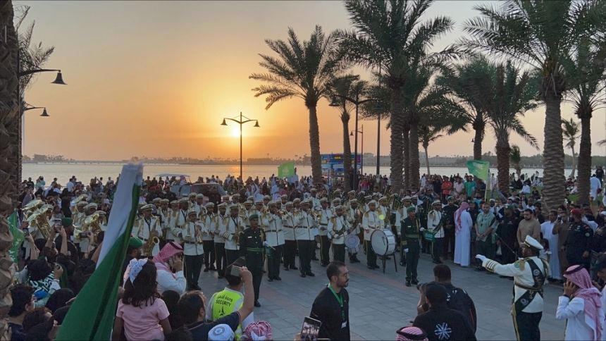 اليوم الوطني.. رئاسة الحرس الملكي تنظم مسيرة استعراضية أمام نافورة الملك فهد بجدة