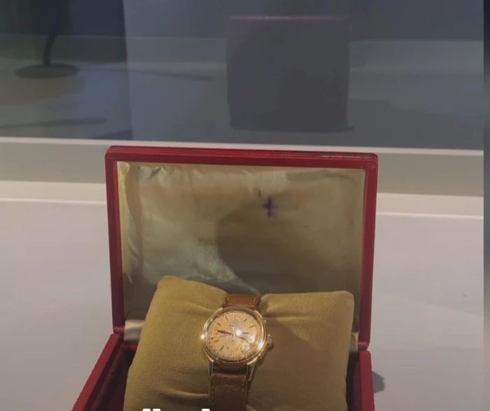 الخليج اليوم .. شاهد:صورة لإحدى ساعات الملك عبدالعزيز في معرض مقتنيات ملوك السعودية تثير تفاعلا