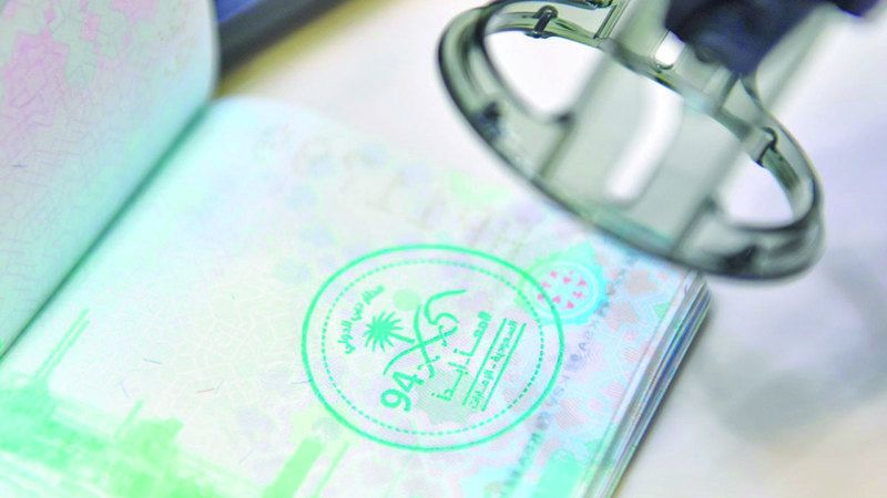 الامارات | «إقامة دبي» تضيء بواباتها باللون الأخضر