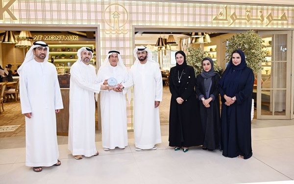 "أوقاف دبي" تمنح مطعماً "علامة دبي للوقف"