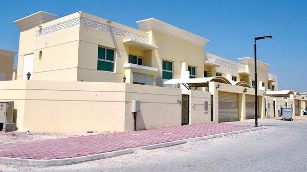 ماجد بن سعود المعلا يسلم المواطنين مفاتيح مساكنهم الجديدة بمنطقة النخيلة