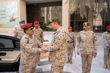 الخليج اليوم .. قائد القوات المشتركة يبحث مع وزير الدفاع اليمني التعاون المشترك