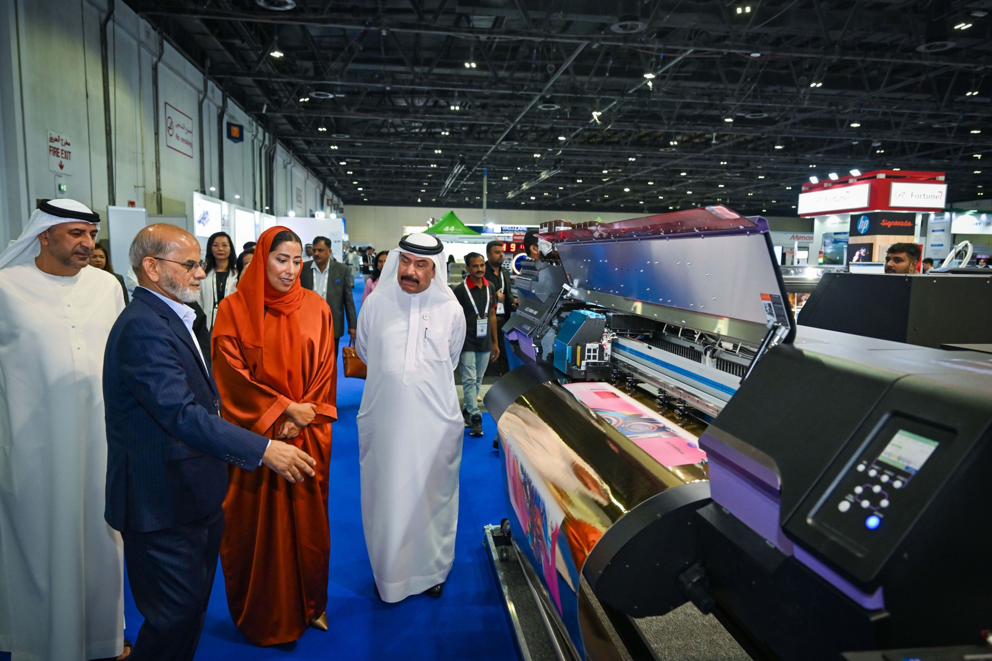 الامارات | منى المري تفتتح معرض الشرق الأوسط للوحات والتصميمات الإعلانية 2024