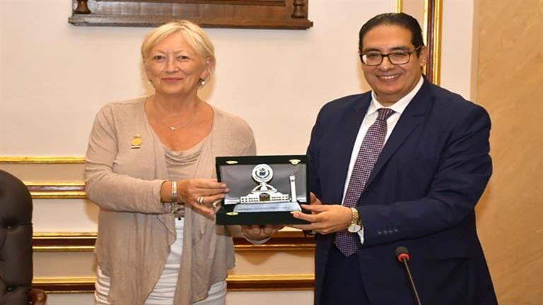 رئيس جامعة القاهرة يبحث مع وفد مجلس الشيوخ الفرنسD تعزيز علاقات التعاون