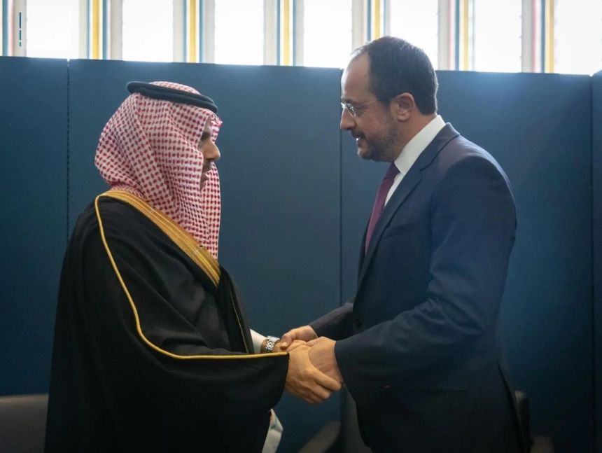 وزير الخارجية يبحث المستجدات الدولية مع الرئيس القبرصي