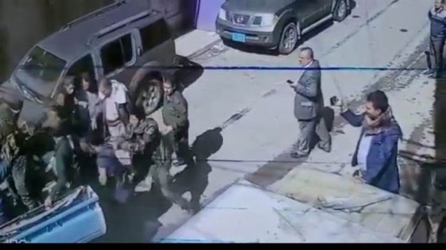 فيديو : الحوثي يختطف حلاقا اذاع النشيد الوطني في اب