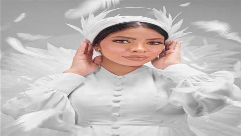 منة السني بإطلالة غريبة في حفل زفاف يارا وحسام أنتيكا