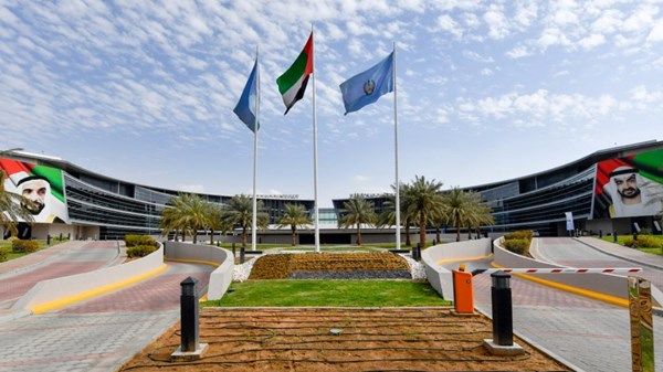 باحثون من جامعة الإمارات يحصلون على براءة اختراع لنظام هوائي مبتكر