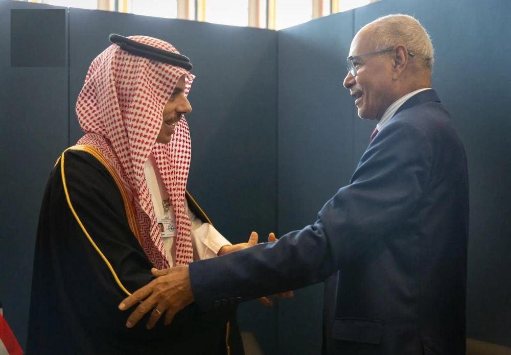 وزير الخارجية يبحث العلاقات الثنائية مع نظيره السوداني