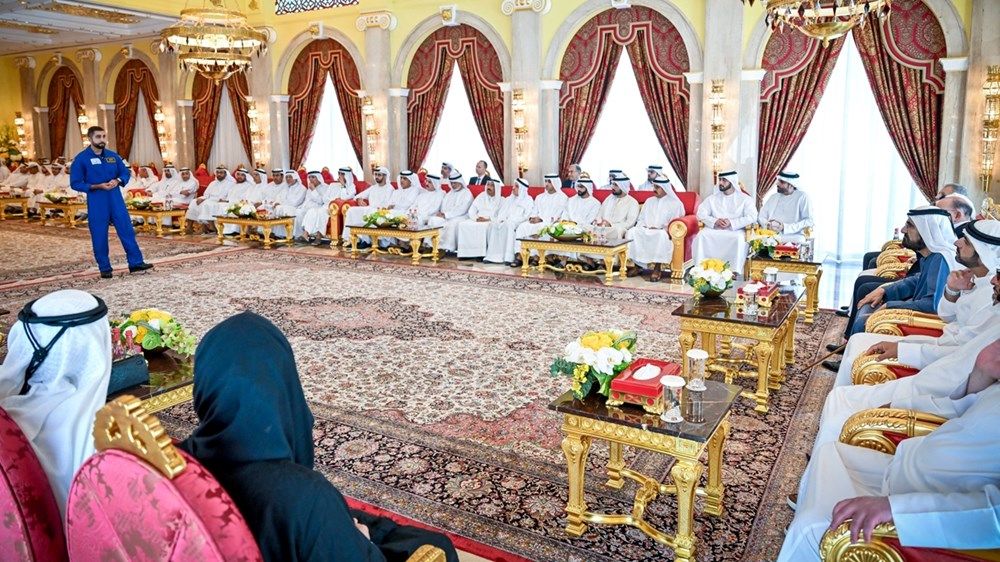 محمد بن راشد يلتقي رئيس مجلس إدارة مجموعة «HSBC» المصرفية وأعيان البلاد ورجال الأعمال والمستثمرين