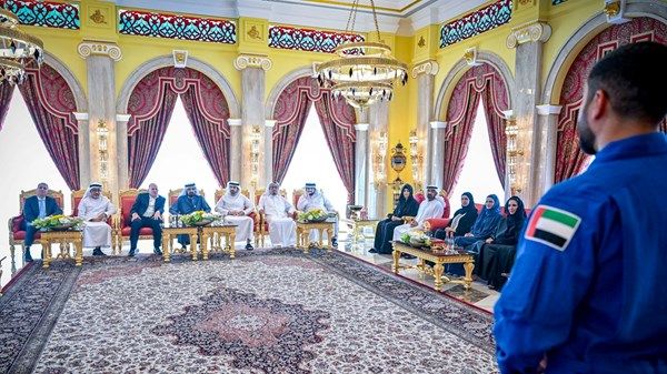 محمد بن راشد يلتقي رئيس مجلس إدارة مجموعة «HSBC» المصرفية وأعيان البلاد ورجال الأعمال والمستثمرين