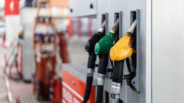 الخليج اليوم .. دولة خليجية تتجه لزيادة أسعار البنزين على الوافدين فقط