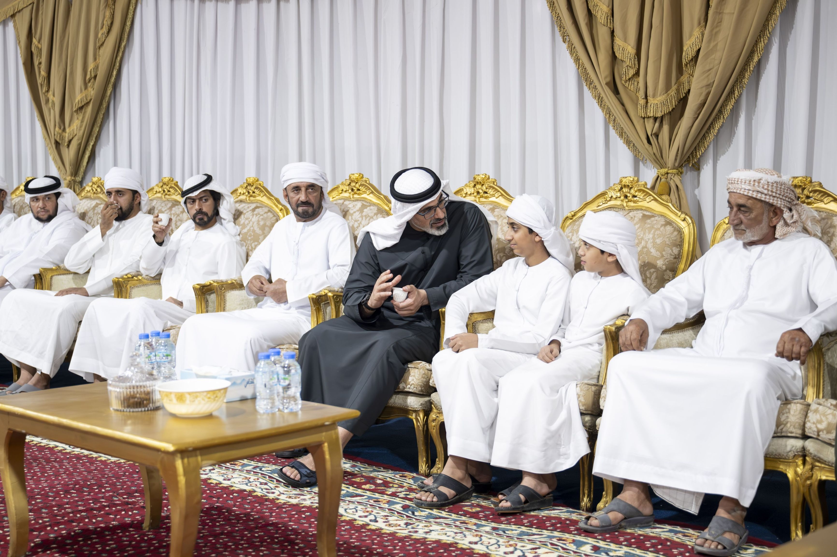 الامارات | ولي عهد أبوظبي يُقدم واجب العزاء في شهداء الوطن