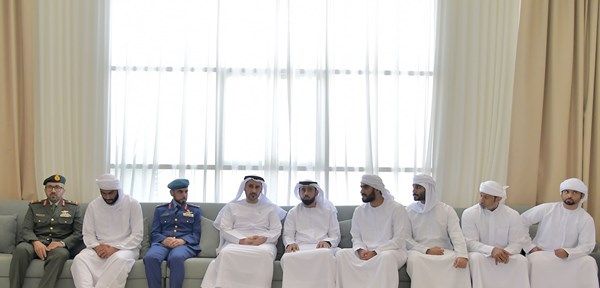 وفد من كبار ضباط وزارة الدفاع يقدم واجب العزاء إلى أسر شهداء الوطن