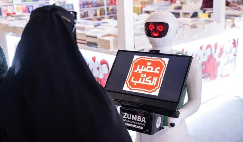 إرشاد وإعلام.. حضور لافت للروبوتات الذكية في معرض الكتاب