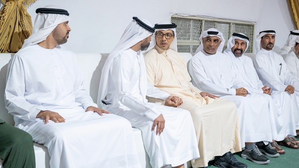 منصور بن زايد يقدم واجب العزاء في شهداء الوطن