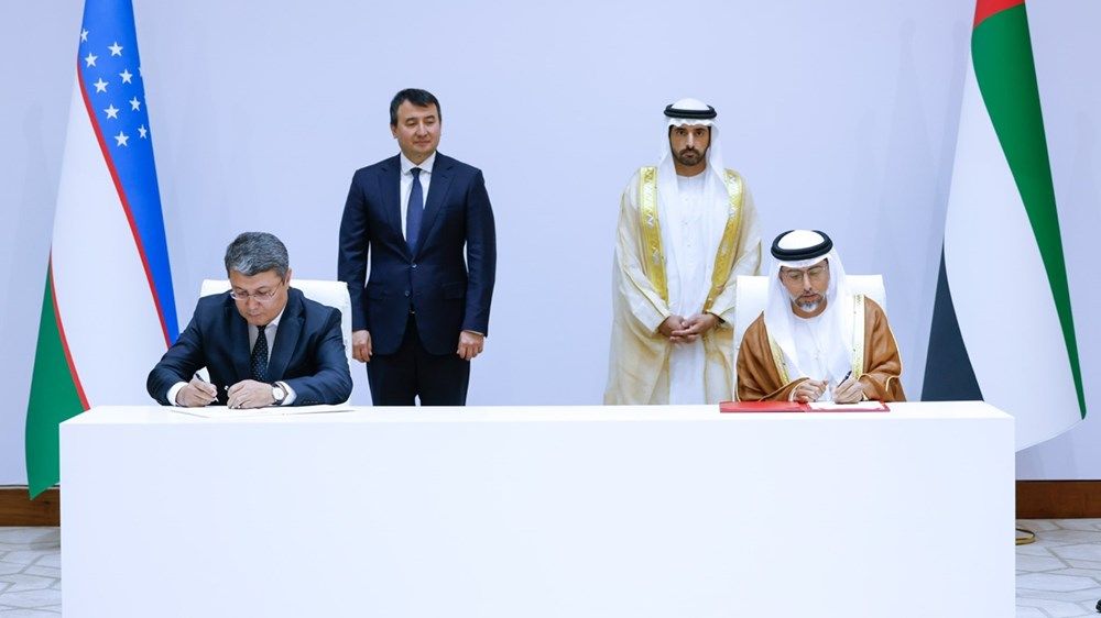 حمدان بن محمد يلتقي رئيس أوزبكستان ويشهد توقيع اتفاقيات ثنائية