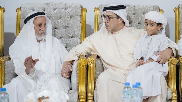 منصور بن زايد يقدم واجب العزاء في شهداء الوطن